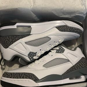 Jordan spizike low 
White/cool grey